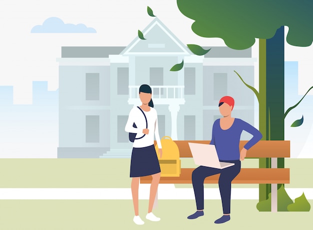 Étudiants qui étudient et discutent dans le parc du campus Vecteur gratuit