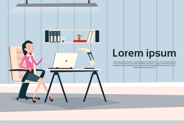 Femme d'affaires assis bureau ordinateur portable de travail Vecteur Premium