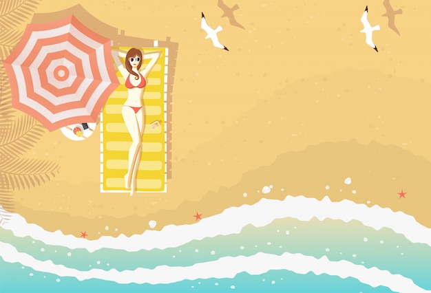 Femme sexy en bikini allongé sur une chaise longue sur la plage de sable texturé, courbes de la mer, étoiles de mer, coquillages et mouettes volantes, vue de dessus. fond Vecteur Premium