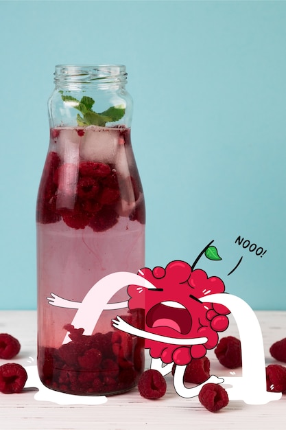 Framboise pleure à côté d'un jus de framboise Vecteur gratuit