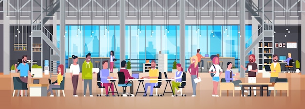 Groupe de coworking groupe de personnes créatives travaillant ensemble dans le centre de coworker moderne Vecteur Premium