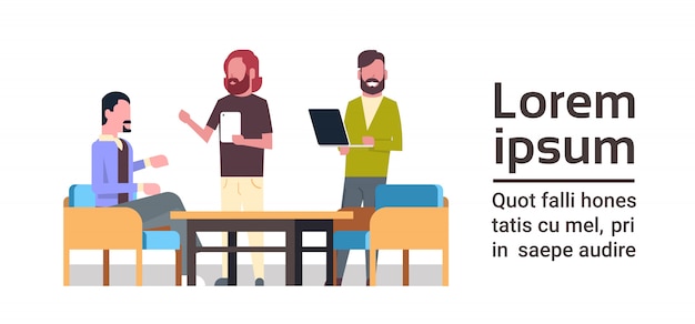Groupe de personnes créatives travaillant ensemble avec un ordinateur au travail coworking espace mix travailleurs de la race équipe brainstorming Vecteur Premium