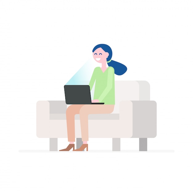 Heureuse jeune femme assise sur un canapé confortable et utilisant un ordinateur portable. Vecteur Premium