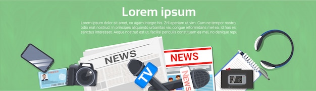 Journaliste, concept, lieu de travail, bannière horizontale, vue haut, de, journal, microphone, magnétophone Vecteur Premium