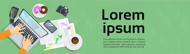 Mains tapant sur un ordinateur portable, vue de dessus sur le bureau, téléphone intelligent et notes sur le lieu de travail papier Vecteur Premium