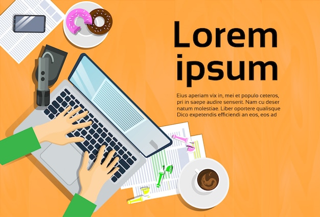 Mains tapant sur un ordinateur portable, vue de dessus sur le téléphone intelligent et notes sur le papier au travail Vecteur Premium