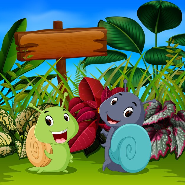 Mignons escargots jouent dans le jardin avec le visage heureux Vecteur Premium