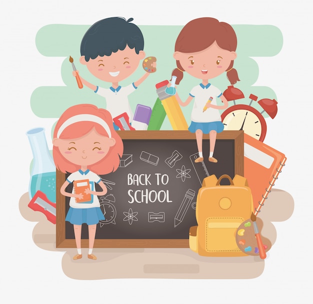 Petit groupe d'élèves avec un tableau et des fournitures scolaires Vecteur gratuit