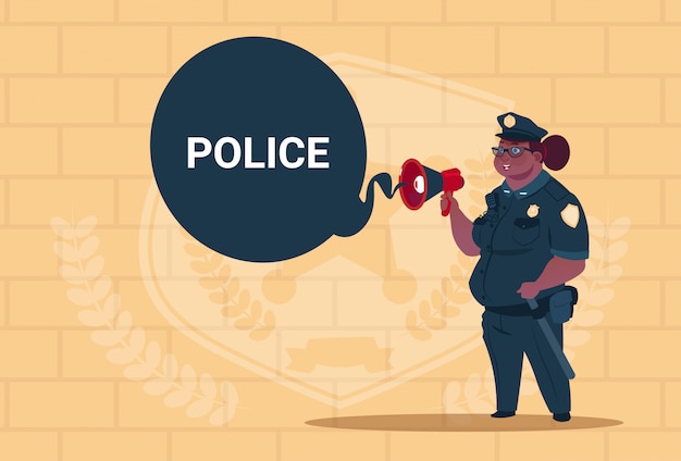 Une police afro-américaine planifie une action sur un tableau blanc portant l'uniforme de la garde féminine sur fond de briques bleues Vecteur Premium