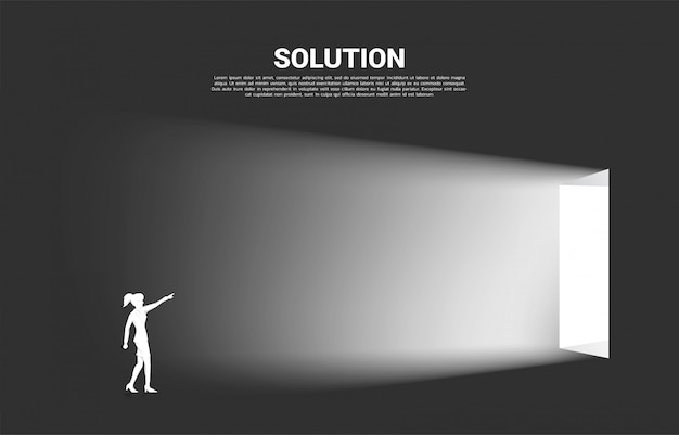 Silhouette de femme d'affaires pointe vers l'avant pour sortir de la porte. concept de démarrage et de solution d'entreprise. Vecteur Premium