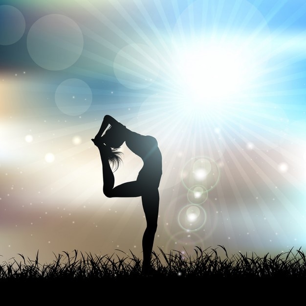 Silhouette d'une femme dans une pose de yoga dans un paysage ensoleillé Vecteur gratuit
