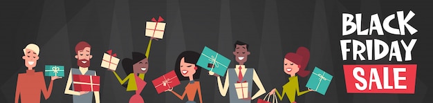 Vendredi noir vente texte sur groupe de personnes détenant différentes boîtes-cadeaux bannière web horizontale Vecteur Premium