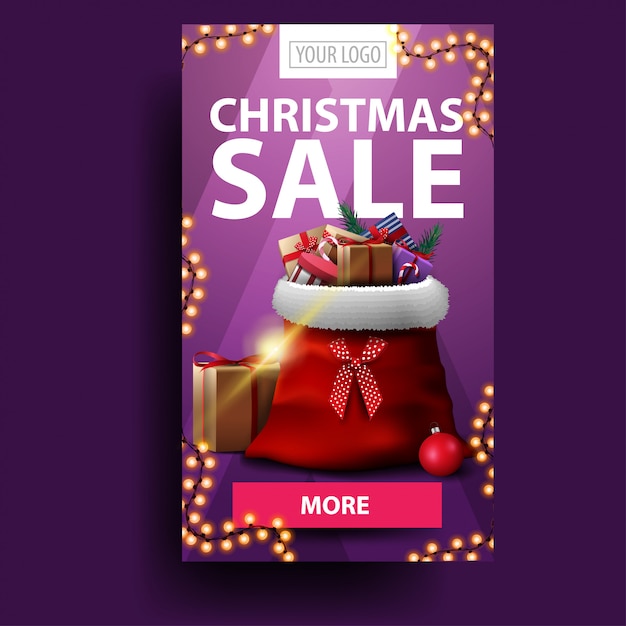 Vente de noël, bannière de remise moderne verticale avec bouton, place pour votre logo et sac du père noël avec des cadeaux Vecteur Premium