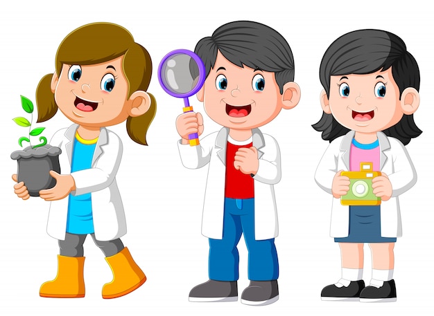 Científico de tres niños con bata blanca de laboratorio y sosteniendo
