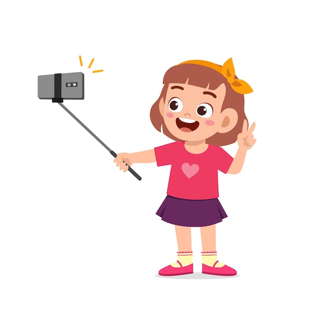 Download Cute little kid girl pose y selfie frente a cámara ...