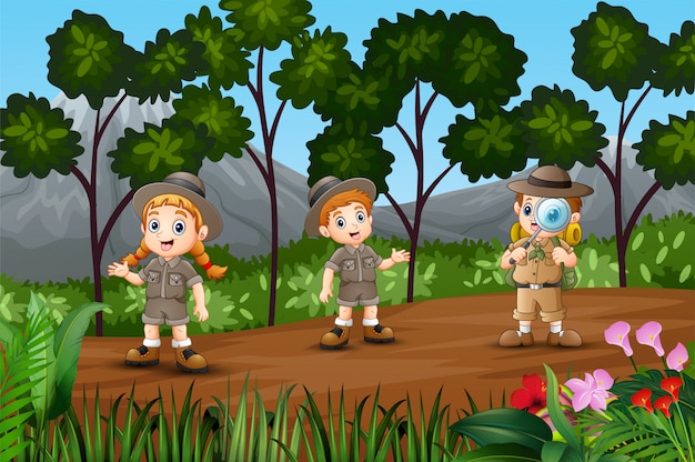 Dibujos animados a niños explorando en el bosque | Vector Premium