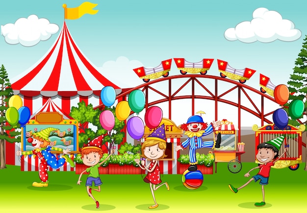 Escena con muchos niños divirtiéndose en la feria de circo ...