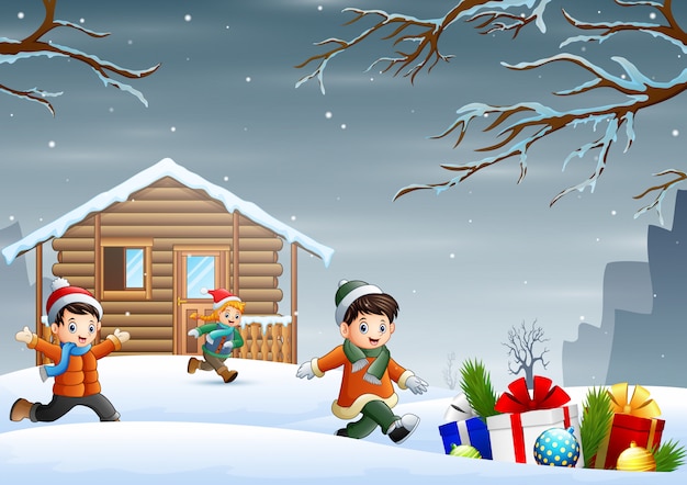 Niños de dibujos animados disfrutando la navidad de invierno frente a la  casa | Vector Premium