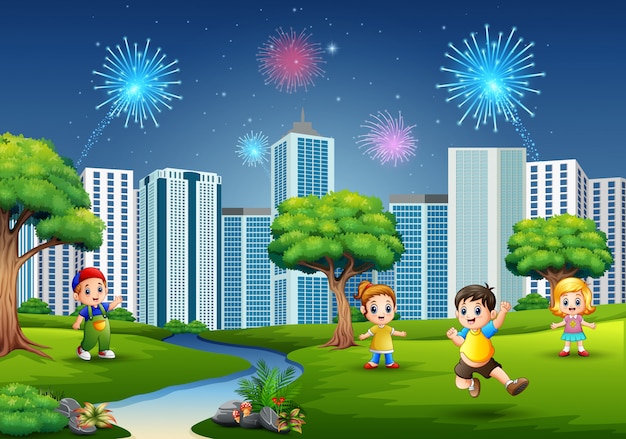 Niños jugando al aire libre con paisaje urbano y fuegos artificiales ...