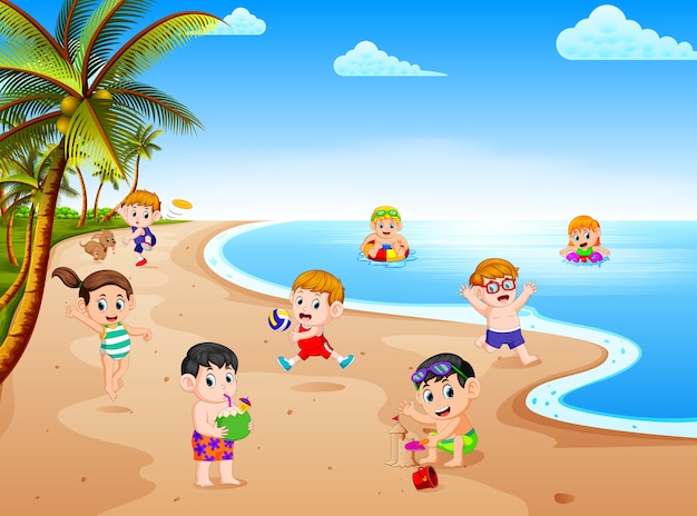 Vista de verano con un grupo de niños jugando y nadando en la ...