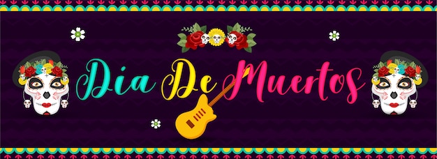 Bunte kalligraphie von dia de muertos mit den zuckerschädeln oder calaveras und gitarre auf purpurrotem gewelltem gestreiftem. header oder banner. Premium Vektoren