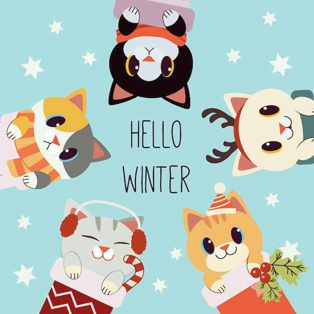 Der charakter der netten katze mit text von hallo winter im weihnachtsthema. die süße katze trägt schal und hirschhorn sowie ohrenschützer und wintermütze. der charakter der süßen katze im flachen stil. Premium Vektoren