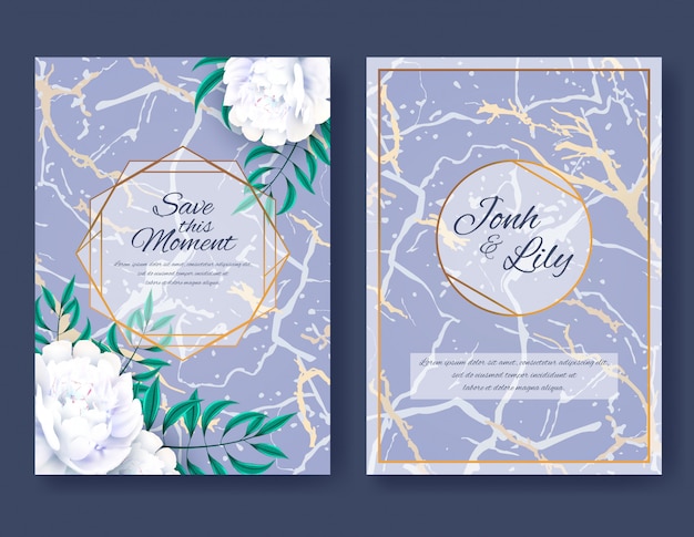Kartenstapel mit weißen pfingstrosen-blumen und blättern auf purpurrotem marmorhintergrund. elegante hochzeitsverzierung, blumenplakat, laden ein. dekorativer gruß-oder einladungs-design-hintergrund. vektor-illustration Premium Vektoren