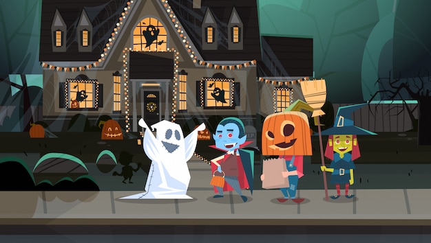 Kinder, welche die monster-kostüme gehen in stadttricks oder festlichkeits-glückliches halloween-fahnen-feiertags-konzept tragen Premium Vektoren