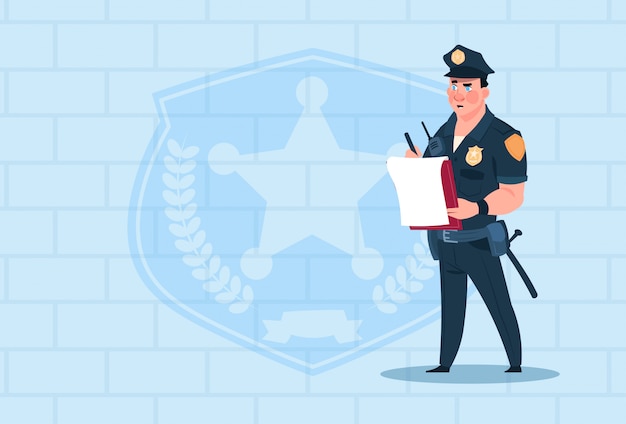 Polizist-schreibens-bericht, der einheitlichen polizisten-schutz über ziegelstein-hintergrund trägt Premium Vektoren