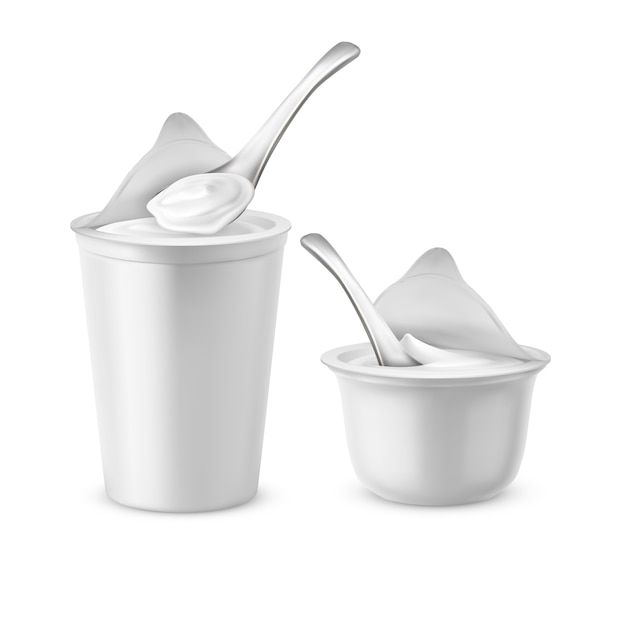 Realistischer satz von zwei leeren töpfen mit offenen foliendeckeln, plastikbehältern oder gläsern mit löffeln, Kostenlosen Vektoren