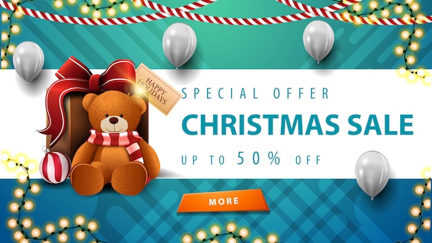 Sonderangebot, weihnachtsverkauf, bis zu 50% rabatt, wunderschönes blaues und witziges rabatt-banner mit girlanden, weißen luftballons, knopf und geschenk mit teddybär Premium Vektoren