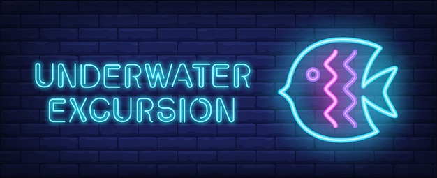 Unterwasserexkursion im neon-stil. text und blauer fisch auf backsteinmauerhintergrund. Kostenlosen Vektoren