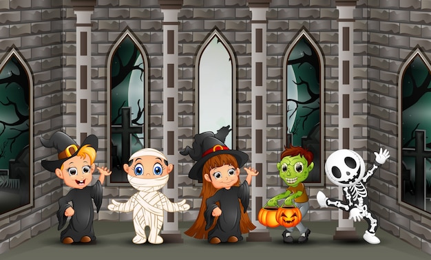 Crianças felizes de desenhos animados com dia de halloween Vetor Premium