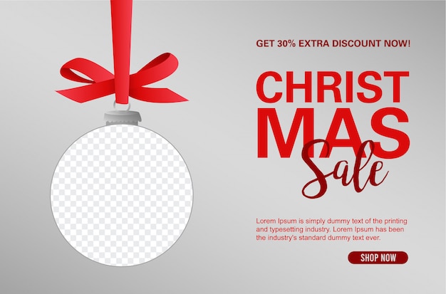 Fundo de banner de venda de natal com bola decorativa pendurado de uma fita com moldura Vetor grátis