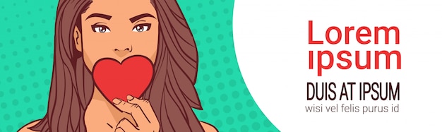 Garota atraente, segurando a forma de coração vermelho sobre a boca com modelo de quadrinhos pop art horizontal Vetor Premium