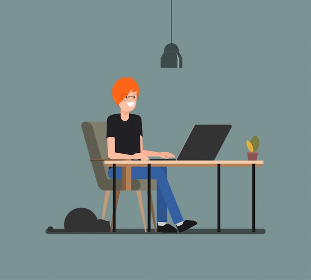 Homem novo que trabalha com o computador no freelancer com um gato. Vetor Premium
