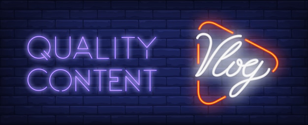 Contenuti di qualità per l'insegna al neon di vlog. pulsante del lettore con testo sul muro di mattoni scuri. Vettore gratuito