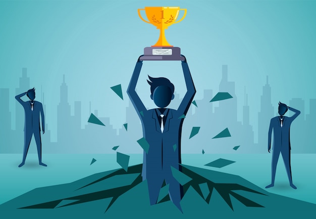 Gli uomini d'affari in piedi in possesso di un trofeo vincitore sopra la sua testa scappare dalla roccia. Vettore Premium
