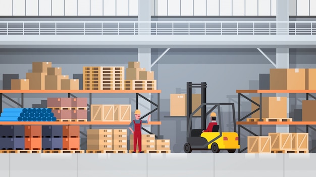 Lavoratori della scatola di sollevamento del magazzino con il carrello elevatore sullo scaffale. concetto di servizio di consegna logistica Vettore Premium