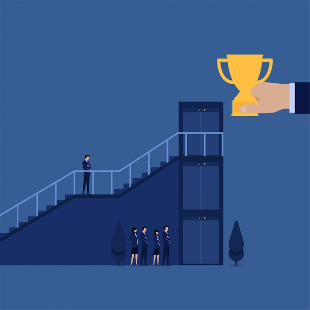 Scala di salita dell'uomo d'affari mentre altri aspettano sull'elevatore per ottenere il trofeo Vettore Premium