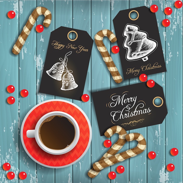 Sfondo di natale con una tazza di caffè e pan di zenzero festivo e tag di saluto su legno blu Vettore Premium