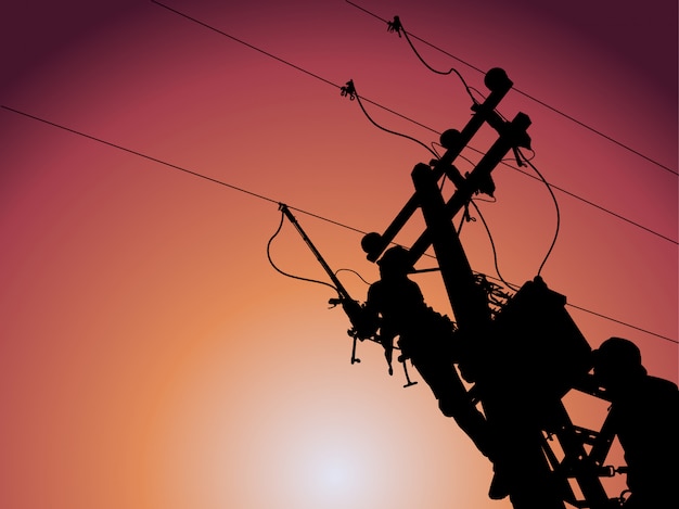 Silhouette, power lineman usa la pinza per chiudere un trasformatore su linee elettriche. Vettore Premium