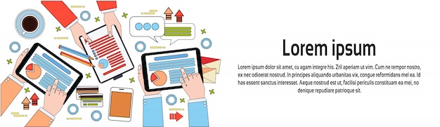 Vista dall'alto sul posto di lavoro, businesspeople mani utilizzando diagrammi e documenti, digital tablet e modello di banner orizzontale portatile Vettore Premium