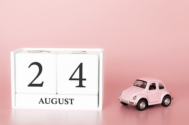 24 augustus, dag 24 van de maand, kalender kubus op moderne roze achtergrond met auto Premium Foto