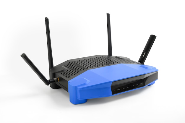 5g, 2.4g moderne draadloze wifi-router op geïsoleerde witte achtergrond met het knippen van weg. Premium Foto