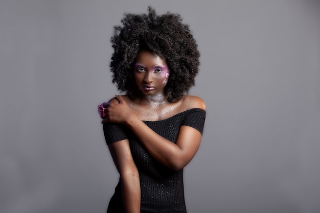 jong afrikaans-amerikaans wijfje met huid die mooie make-up draagt | Foto