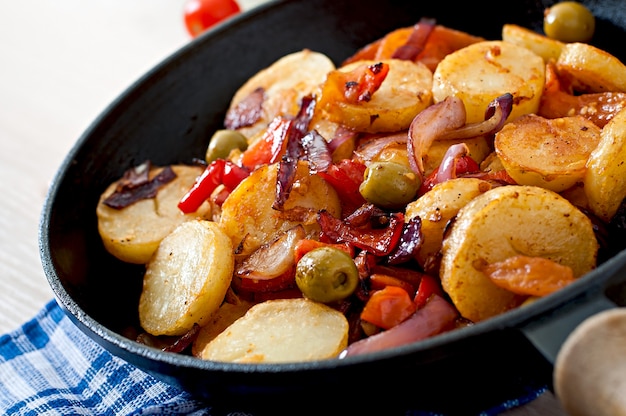 Aardappel In De Schil Met Groenten In Een Pan | Gratis Foto