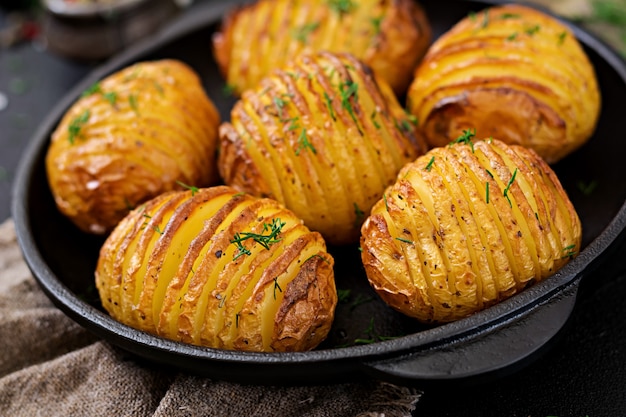 Aardappel In De Schil Met Kruiden. Veganistisch Eten. Gezonde Maaltijd ...