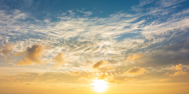 Abstracte kleurrijke hemel met zonsondergang in de avond of zonsopgang en wolken achtergrond Premium Foto