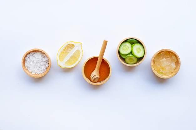 onwettig genade Blijkbaar Aloë vera-gel, citroen, komkommer, zout, honing. natuurlijke zelfgemaakte  huidverzorging op wit | Premium Foto